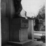imagen 3:Monumento dedicado a Polo de Bernabé. Plaza San Pascual. Obra de D. José Ortells