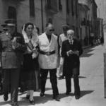 imagen 8:calle Zumalacarregui esqu. Mayor Sto. Domingo.Junto con el Alcalde y la Reina el gobernador Militar General Gonzalo Peña y D. Carlos Sarthou