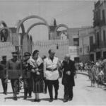 imagen 12:Ofrenda a San Pascual.Junto con el Alcalde y la Reina el gobernador Militar General Gonzalo Peña y D. Carlos Sarthou