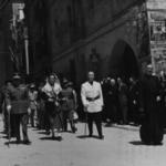 imagen 18:Salida Misa Solemne.Junto con el Alcalde y la Reina el gobernador Militar General Gonzalo Peña y D. Carlos Sarthou