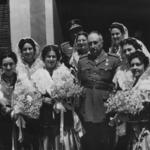 imagen 81:Sant Pascual. El Tte. Coronel Torrente con la Reina y Damas antes de la ofrenda