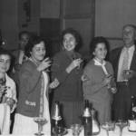 imagen 99:Inaug. Biblioteca. Funcionarios Municipales. Iz. Festiva y Consuelo Navarro. Pilar Pérez
