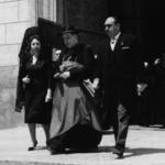imagen 13:Alcalde y Señora con el Obispo de la Diocesis Dr. D. Manuel Moll Salord.Confirmaciones, alcalde y señora padrinos