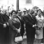 imagen 45:Bendición ambulancia. Mosen Vicente Pascual Moliner, Mosen Torres, Encarnita Coret, D. Alejo Font de Mora