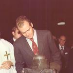 imagen 21:El Rey y la Reina mirando el relicario de San Pascual