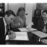 imagen 2:Firma convenio remodelación Campo El Madrigal. Consellera de Cultura, Educación y Ciencia Marcela Miró y el Alcalde